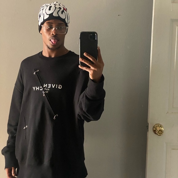 Givenchy
Men's Trompe L'oeil Ring Sweatshirt - Picture 6 of 7